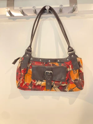 Vintage  - Snygg axelremsväska i coolt print. Bra skick, köparen står för frakt. 