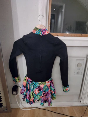 Konståkningsdräkt  - Säljer nu denna fodrade konståkningsdräkt ifrån Mondor. Den går bra att träna och tävla i, tiden får man ink