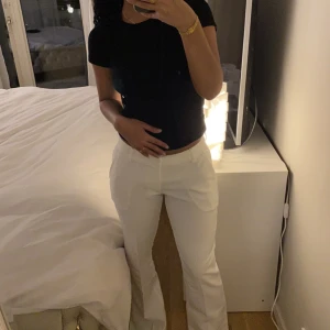 Kostymbyxor - De trendiga kostymbyxorna från bikbok med slits längst ner, storlek 38 men sitter som en 34/36, aldrig använda med prislapp kvar🫶🏽