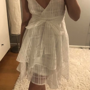 Vit klänning  - Jättefin vit klänning från Dennis Maglic. Kommer tyvärr inte till användning för mig men skulle passa så bra som studentklänning💕