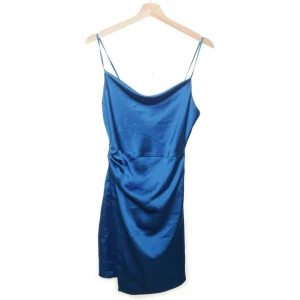 Blå satinklänning från Zara - Jättefin klänning från Zara som tyvärr knappt kommit till användning. Passar verkligen till alla tillställningar.  Fraktpriset blir högre (66kr) om affären görs utanför Plick (spårbar frakt) kan även mötas upp i Gävle