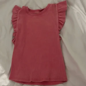 Rosa Zara topp - Super söt Zara tröja i storlek s. Tyvärr så har den bara legat i min garderob och aldrig användas så hoppas någon blir glad av sitt köp och har en super söt topp på sig💕