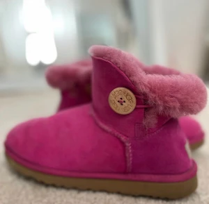 Rosa fina uggs💓 - Rosa uggs i nyskick, mycket efterfrågade! Säljer för kommer inte till användning. Köparen står för frak. Skriv om eventuella frågor!