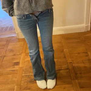 Fornarina jeans lowaisted bootcut  - Säljer ytligare ett par Fornarina jeans då de är för små för mig! Fin blå tvätt och sitter som en smäck😅💕 Strl 26💕 jag är ca 172 cm och det är lite för korta för mig. Midjemått= ca 73cm, Innerbenslängd= ca 78cm! Jag har tagit bort sömmen och lagt ner de