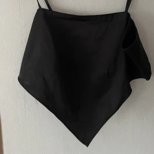 Topp  - Fest topp som är använd 1 gång, bak på toppen är bild 2 💗