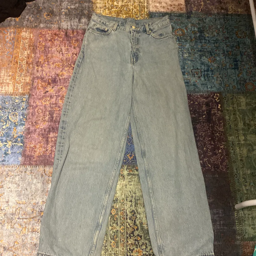 Ett par blåa jeans för bra pris✨ som nu see på bilden så är det ett hål på baksidan. De är från Weekday. Jeans & Byxor.