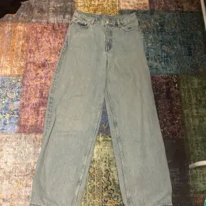Ett par blåa jeans för bra pris✨ som nu see på bilden så är det ett hål på baksidan. De är från Weekday