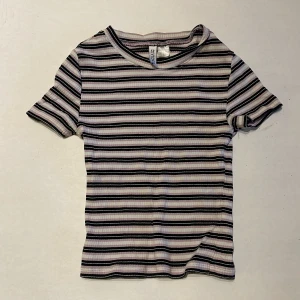 Randig korttröja  - Randig kortare tröja i fint skick.  Köparen står för frakten. Jag visar bild när jag skickar paketet. Vid fler intressen av kläderna kan bud läggas