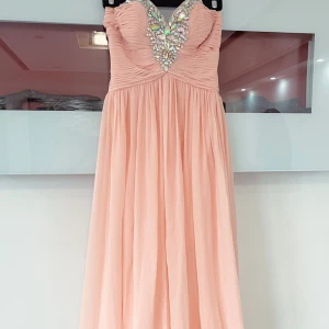 balklänning  - fin balklänning  som är använd 1 gång medöljer en sjal köpt för 2000 kr säljer endast för 500