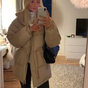 Puffer jacket - Superfin och jätte varm vinterjacka perfekt nu när det börjar bli kallare. Håller värmen superbra och är samtidigt skit snygg😍 inga defekter eller tecken på användning❤️stl XS Kan gå ner i pris vid snabb affär!