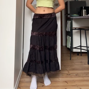 Brun lång kjol - Jätte fin kjol i fairy grunge stil! Kjolen är i fin sick! Passar storlek S och M❤️