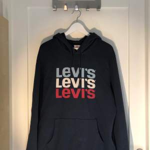 En oanvänd hoodie från Levis i storleken M.