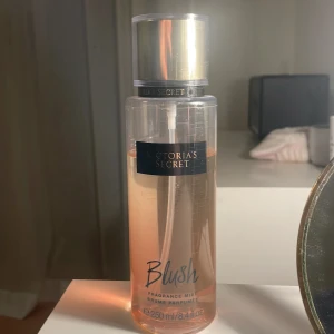 Victoria secret parfym - Victoria secret parfym i doften BLUSH, luktar jätte gott men säljer den för jag behöver pengar och aldrig använder den. Den finns mycket produkt kvar men blivit lidet använd (som man ser på bilden) köpte för 200kr fast säljer för 100kr💓