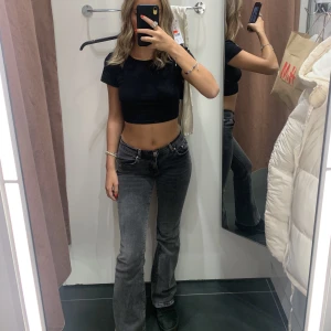 Los waist bootcut  - Super snugga low waist bootcut jeans jag köpte på Gina för nt alls längesen! Sparsamt använda & i bra skick. Jag är 1,64 och de passar mig perfekt🥰