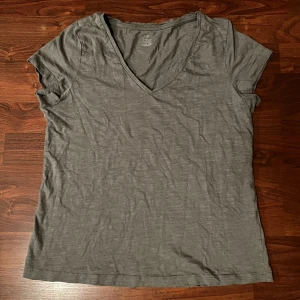 Basic tshirt  - Fin basic tshirt använd en gång.  Storlek S Mörkgrön