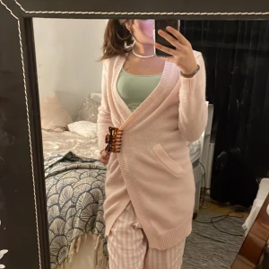 Kofta  - Mysig rosa kofta från Gina Tricot, den är typ gammal o var mammas. Är fortfarande osäker på om jag vill sälja den isåfall för ett bra pris vi kan komma överens om. 