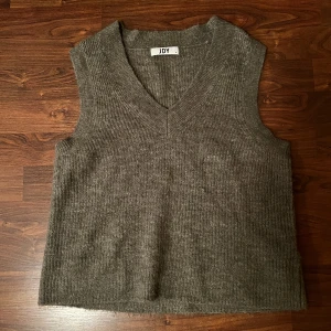 Superfin ”väst” från JDY. - Denna är använd en enda gång. Storlek M Jättemjuk.