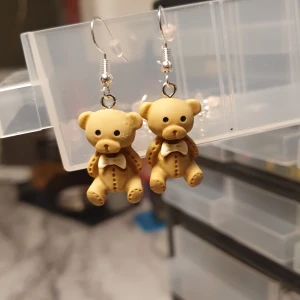Nallebjörns örhängen  - Gulliga gummi björnar. (Alla mina örhängen är alldrig använda)