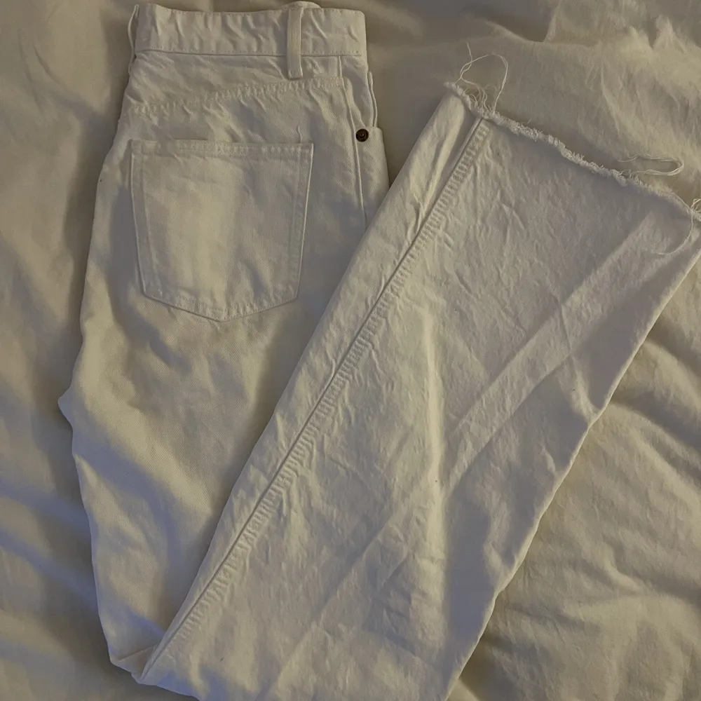 Jättefina vita jeans från zara. Rak modell. Långa men går att klippa upp. Fint skick!. Jeans & Byxor.