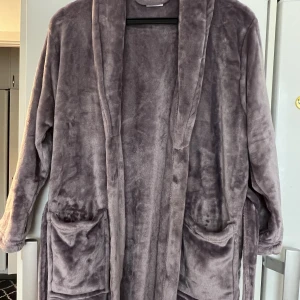 M - Jag har fått den som present 🎁 och vill inte använda det för att jag har redan en. Det är helt ny, mycket mjuk och fint 