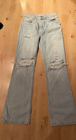 BOOTCUT JEANS - Bootcut jeans från bershka. Använts bara 1 gång. Stl 38