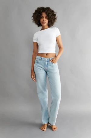 Low Waist Straight Jeans - (Intressekoll!!) Använda få gånger och funderar om jag vill sälja🫶🏻☺️ Strl 32 men passar mig som oftast bär 34 i jeans. (Lånade bilder)