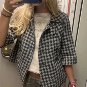Rutig jacka  - Säljer denna så sjuuukt snygga jacka med lite kortare ärmar från lindex, första bilden är lånad och endast en liknande men de är i princip likadana☺️ Storlek 42 men jag har normalt xs/s och jag tycker den sitter perfekt❤️
