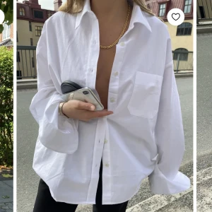 Djerf Avenue Vit Breezy Shirt! - Säljer min Djerf Avenue vita skjorta som jag tyckte var lite för liten på mig:( verkligen använd kanske 3 gånger så nyskick typ! Nypriset ligger på 1099:)