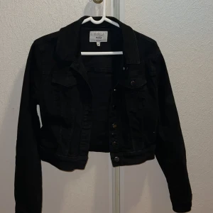 Svart jeansjacka  - Vanlig svart jeansjacka från na-kd i storlek 38 (ha i åtanke att den är lite liten i storleken). Säljer den för 100 kr och betalning sker via Swish 