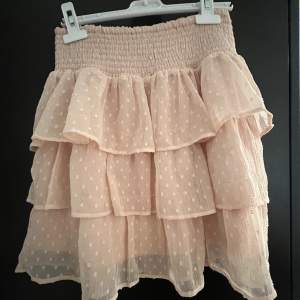 Säljer nu denna super söta kjol från Lindex, perfekt för sommaren! Den är i storlek 146/152 men passar perfekt för mig som vanligtvis bör storlek XS till S och är 167 cm lång Skriv i dom för fler frågor!💖💖