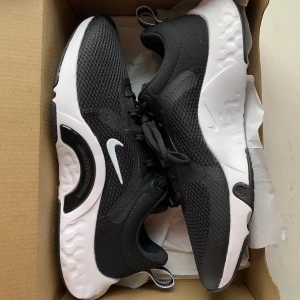 Svarta Nike gymskor - Svarta Nike gymskor. Skorna är endast testade och därav aldrig använda då dom va för små när jag fick dom. Låda finns kvar. Skriv gärna vid frågor 👏 köpta för 849kr