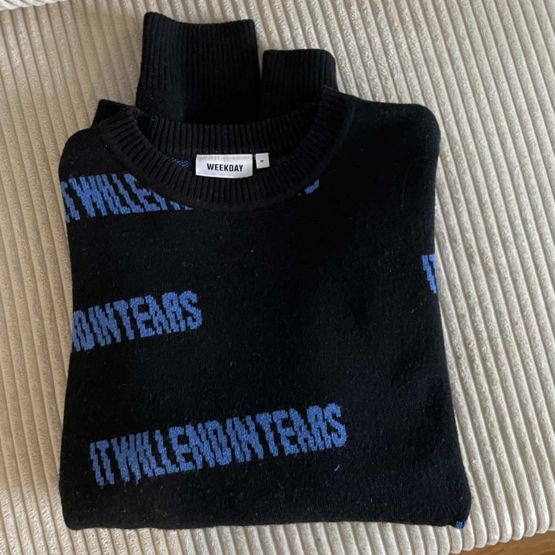 Weekday tröja med text - 90