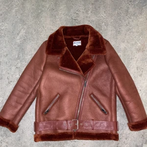Shearling jacka - - Shearling jacka från NAKD - Använd någon enstaka gång  - Fodrad, så varm och skön 