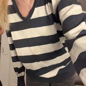  Randig tröja  - Gulig stickad tröja köpt på secondhand som jag inte får användning av, storleken står inte nån stans men skulle gissat på M 💕