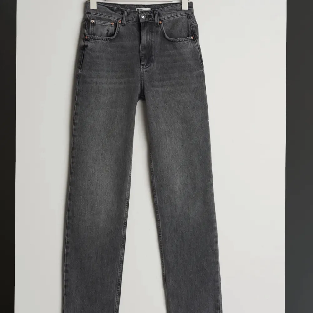 Säljer nu dessa snygga 90s straight jeans från Gina. Säljer dessa pågrund av att dem är för små. Dom sitter jätte fint. Kostar 599 på gina. Aldrig använt dom💓  Köparen står för frakten💓. Jeans & Byxor.