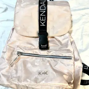 Kendall x kylie rosa ryggsäck, bra skick, pris kan diskuteras 