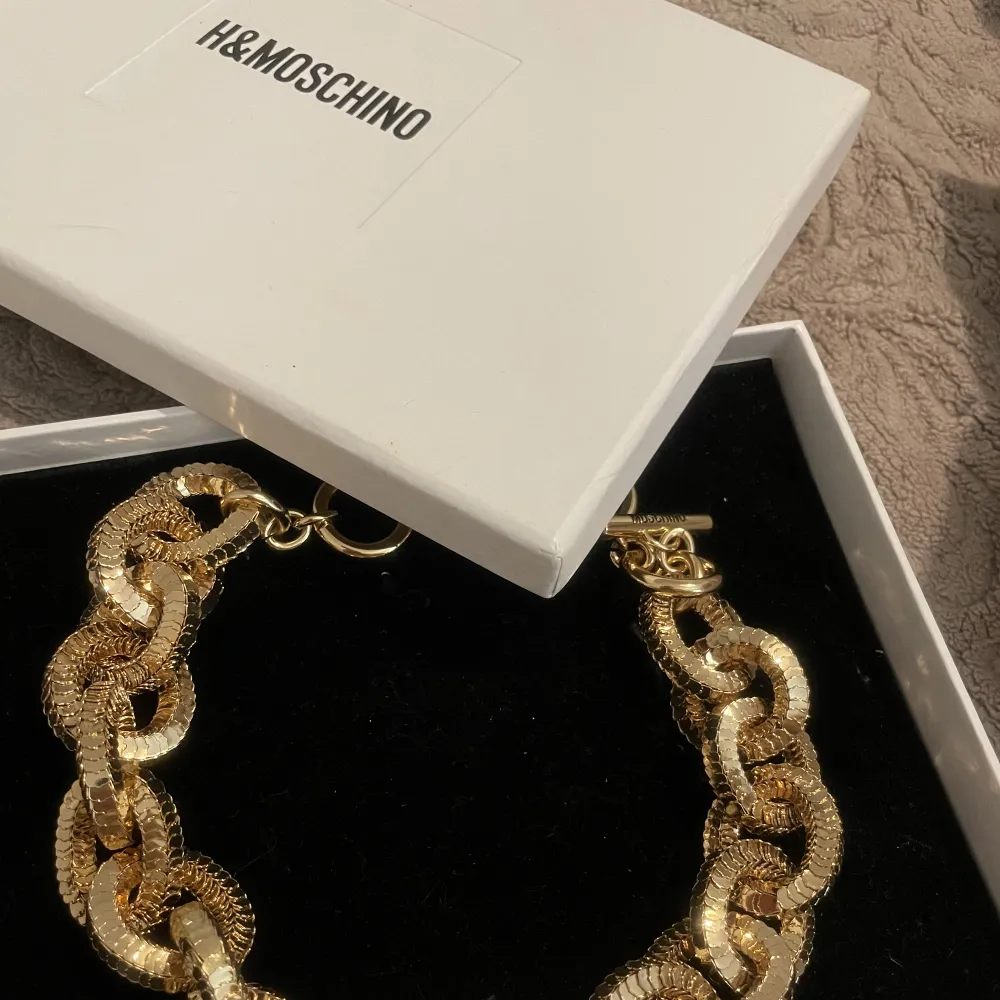 En hel oanvänd H&MOSCHINO guldpläterad halsband. Väldigt fint halsband som inte går att köpa längre. . Muu.