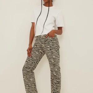 Jeans med mönster - Låga jeans med zebramönster strl 40🤍 