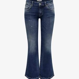 Säljer dessa knappt använda jeans som är low rise och bootcut ( pris kan diskuteras) Nypris 549kr