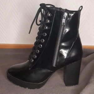 Skor  - Glansiga platåskor med klack i storlek 39, aldrig använda ute, endast testade, säljer för jag inte fått användning av dem.