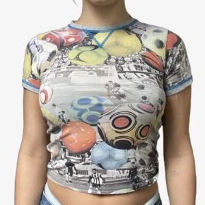 Fotbolls t-shirt - Beskrivning: T-shirt av elastan. Fotbolls tryck på fram och baksida. Tydlig blå söm vid ärmar och krage.  Skick:  Fläckfri och har inga trasiga sömmar eller tyg repor.  Storlek: Jag är 166 och den går ner till naveln. Min storlek är XS/S. 