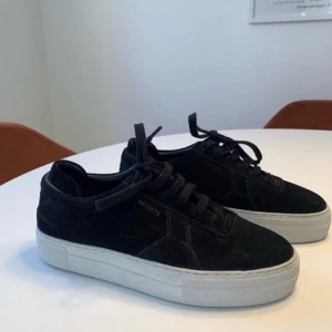 Arigato skor! - Axel Arigato skor i modellen clean 90 Dem är i sammet och nästan aldrig använda! Har tyvärr inte kvar orginallådan