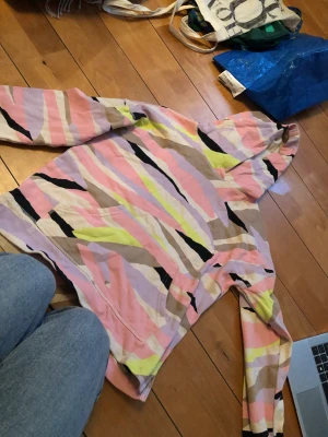 Hoodie - Färgglad hoodie från Lindex! Frakt tillkommer på 60kr! 