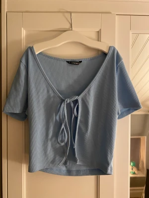 Supersnygg topp💞 - En jättefin topp från SHEIN. Knappt använd och tvättas såklart innan köp. Hör av er vid frågor eller fler bilder💞
