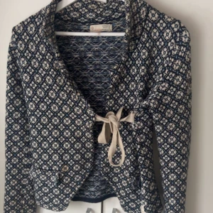 odd molly kofta 🌸 - odd molly kofta i storlek 0. superfin kofta som tyvärr inte kommit till användning 💕