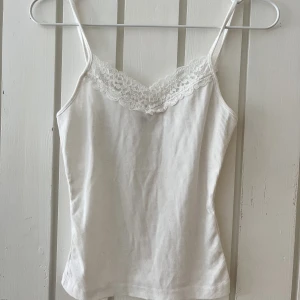 Vitt linne - Vitt fint ribbat linne, köparen står för frakten på 49kr 
