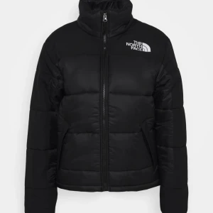 The north face jacka  - Säljer min north face jacka som är varm till vintern, storlek xs och använd en vinter. Jackan har väldigt fint skick. Skriv till mig om du vill ha fler bilder eller vid intresse ❄️