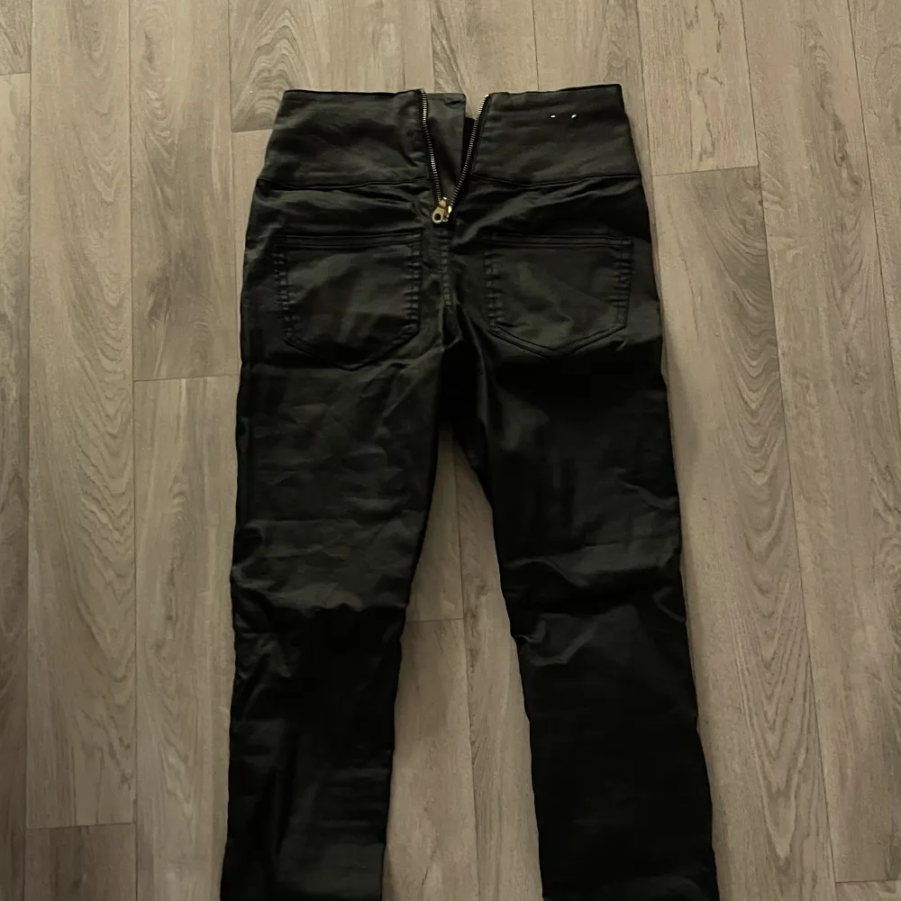 Svarta skinn byxor stl M men skulle säga mer S.. Farkut & Housut.