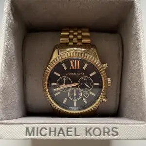 Säljer denna klocka från Michael Kors (äkta), den är knappt använd så är i väldigt bra skick🤍🤍
