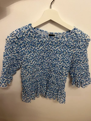 Blommig topp - Från Ginatricot. Använd 2 gånger. 